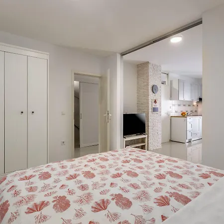 Hundefreundliches Mit Mediterranem Garten - 600 Meter Zum * Poreč