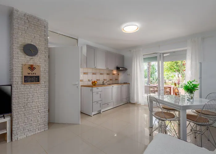 Hundefreundliches Mit Mediterranem Garten - 600 Meter Zum Poreč